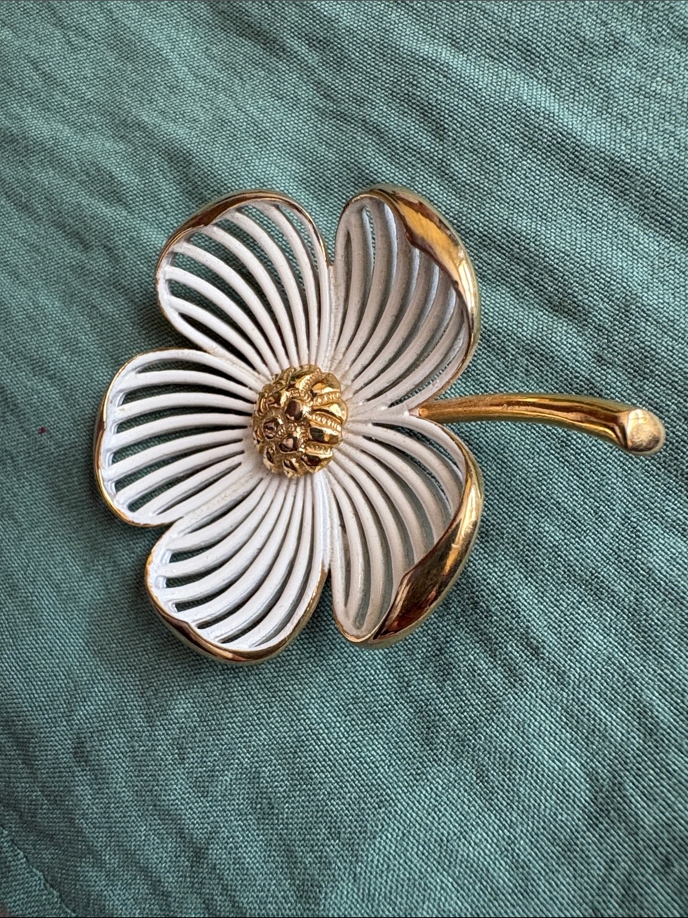 Monet White and Gold Enamel Flower Brooch - Picture 6 of 13